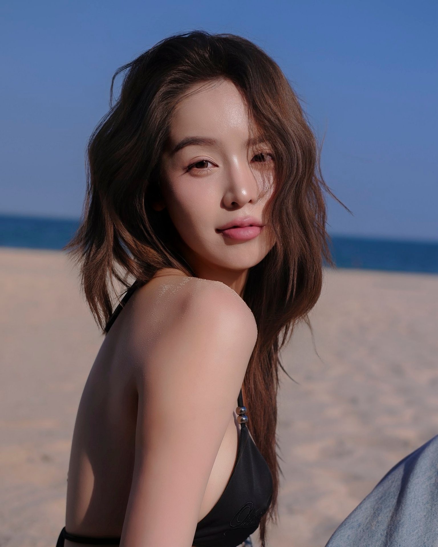 26-1779763513-hoa-hau-thanh-thuy-dien-bikini-hai-manh-cuc-quyen-ru-khoe-tron-voc-dang-van-nguoi-me