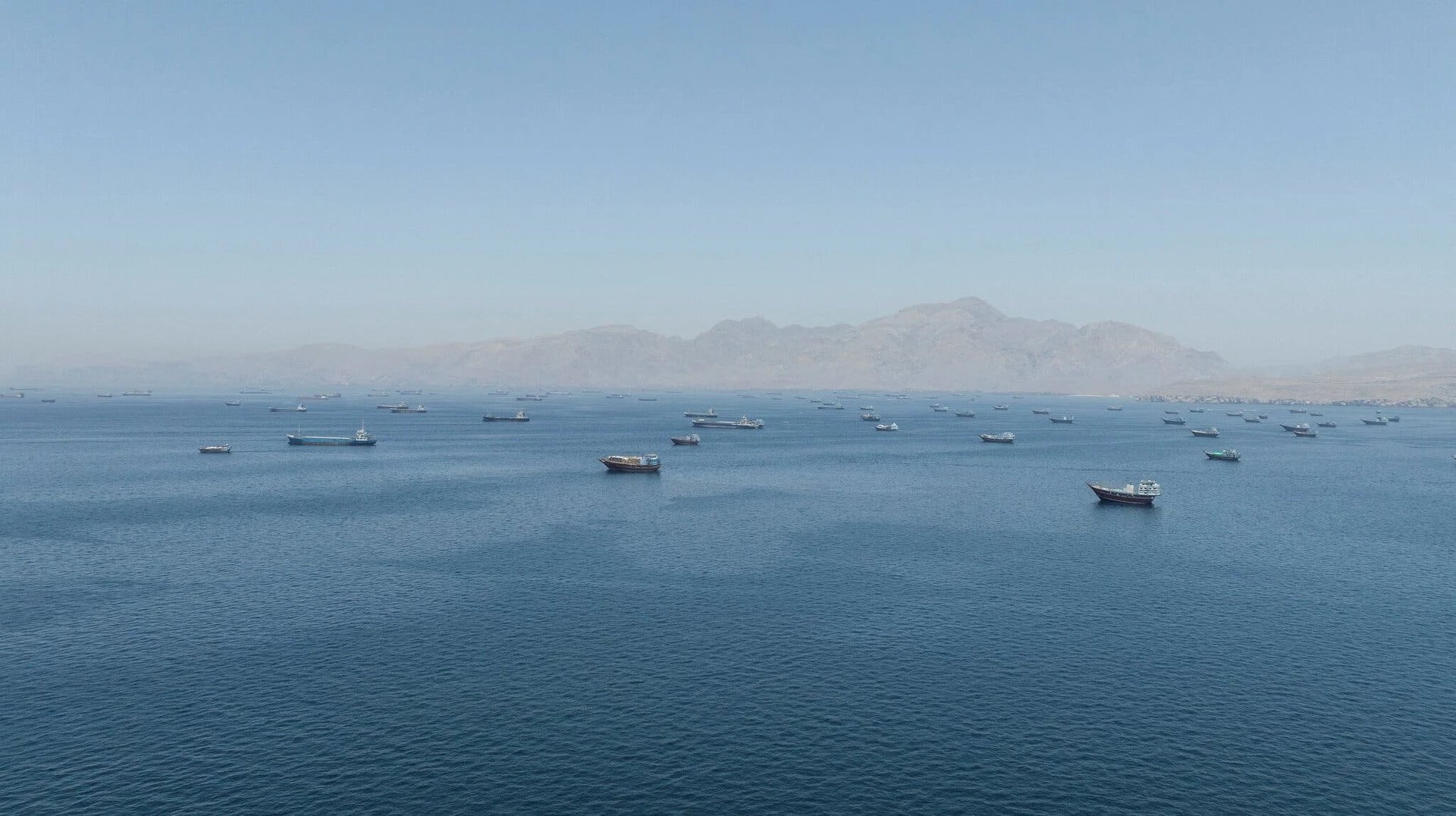27-1779856383-hang-nghin-tau-thuyen-doi-mat-thach-thuc-lon-khi-eo-bien-hormuz-mo-cua