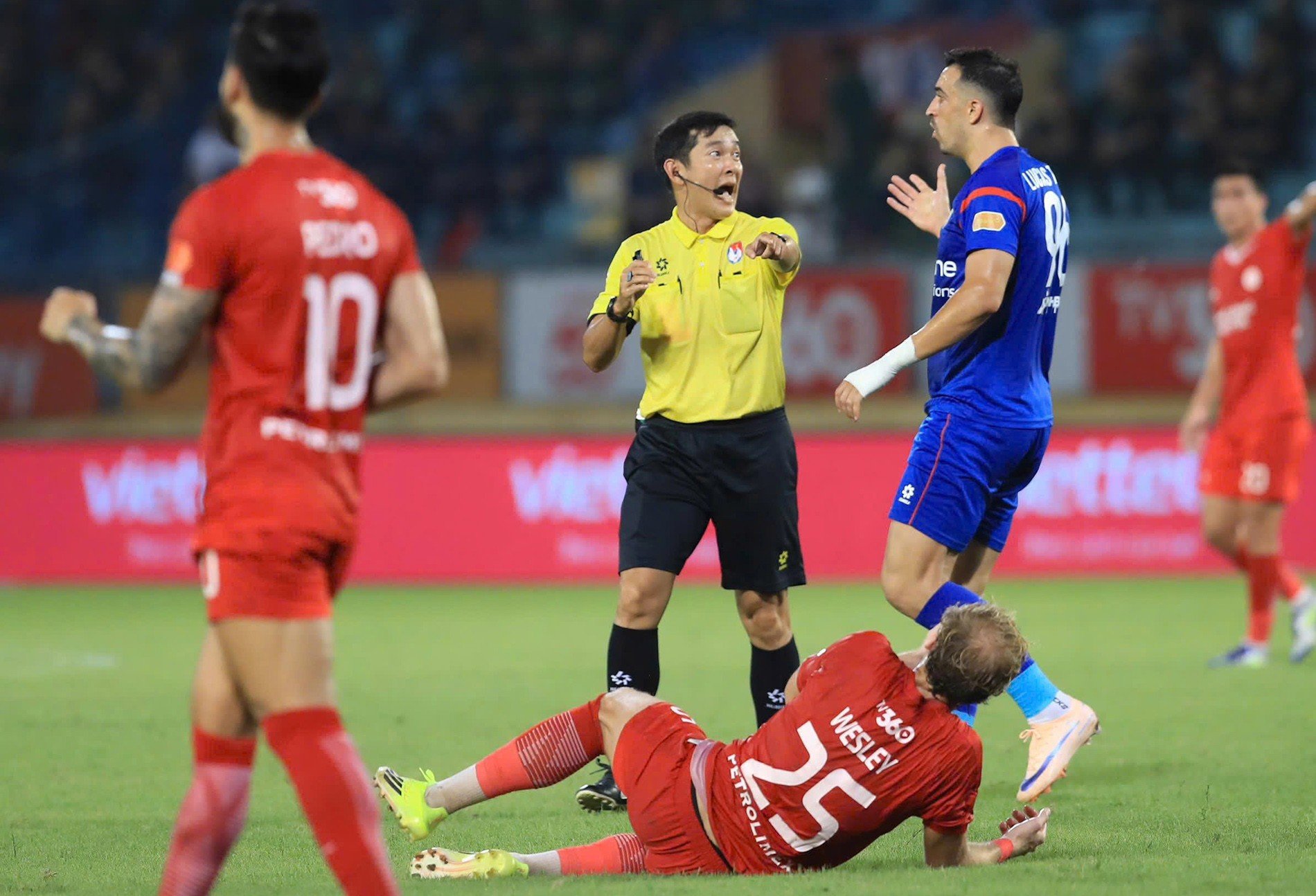 27-1779867890-vff-phat-nang-trong-tai-v-league-tuong-tuong-ra-qua-11m