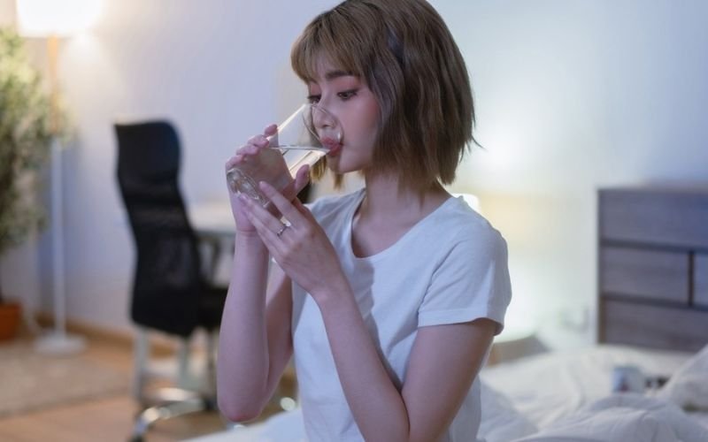 Nằm phòng điều hoà bị khô họng: Sai lầm phổ biến khiến tình trạng nặng hơn