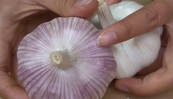 Mua tỏi nên chọn loại màu tím hay màu trắng?