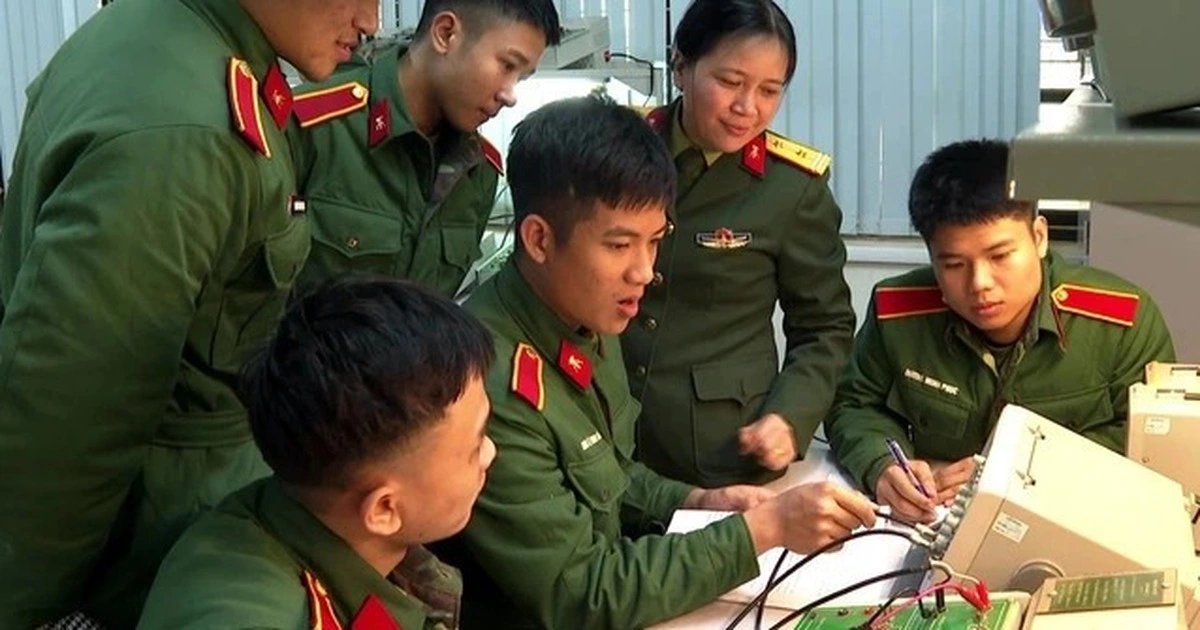 28-1779964503-chinh-sach-moi-cua-bo-quoc-phong-sinh-vien-tot-nghiep-xuat-sac-vao-quan-doi-co-the-duoc-phong-thuong-uy