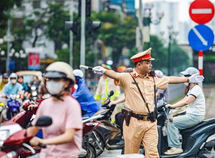 28-1779971793-ha-noi-cam-xe-va-han-che-luu-thong-nhieu-tuyen-pho-trung-tam-tu-chieu-295