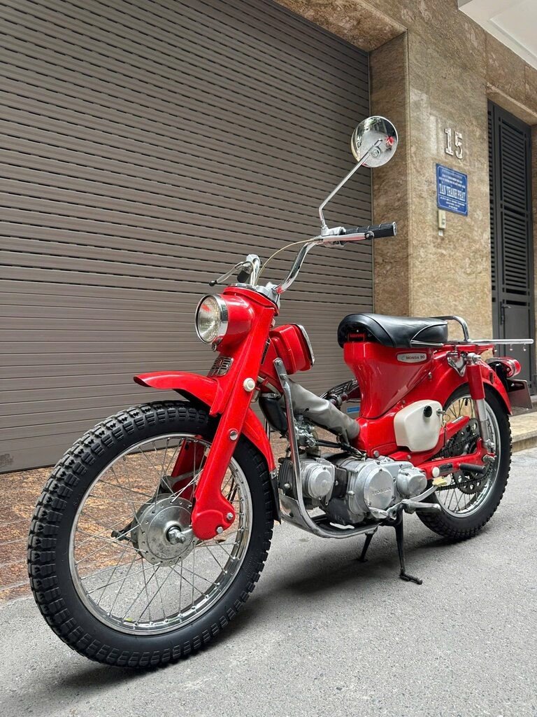 29-1780010807-honda-cub-ct90-trail-tuoi-doi-hon-nua-the-ky-gay-chu-y-tai-ha-noi-voi-gia-ngang-xe-sang