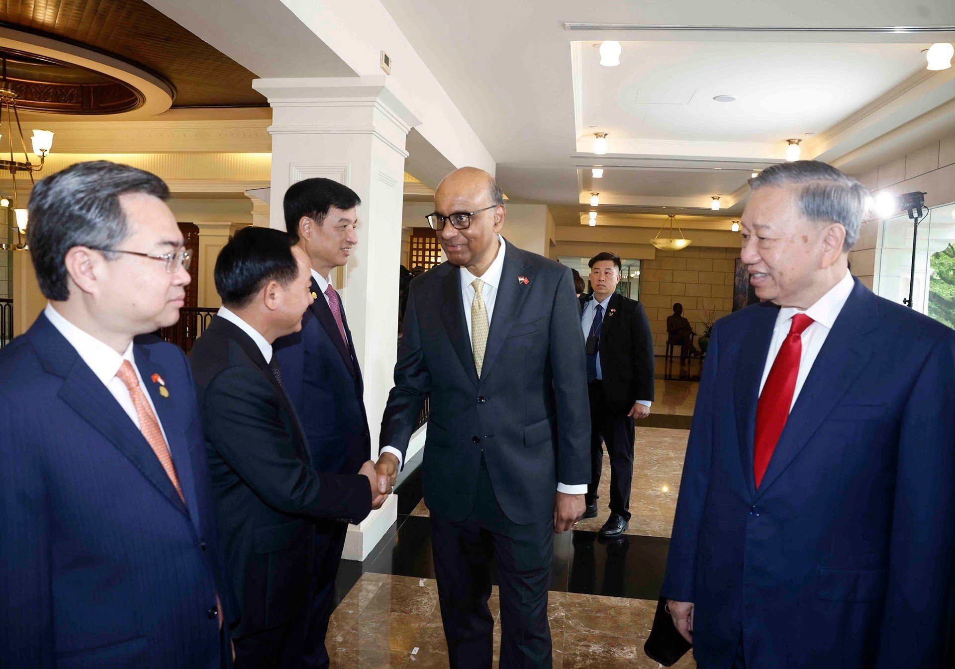 29-1780034106-le-don-tong-bi-thu-chu-tich-nuoc-to-lam-va-phu-nhan-tai-singapore