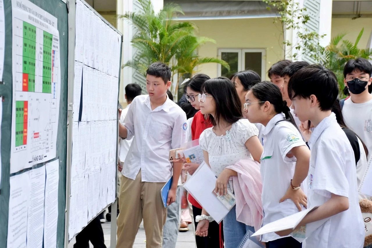 30-1780108650-thi-sinh-ha-noi-buoc-vao-ngay-dau-ky-thi-lop-10-truong-cong