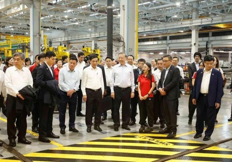 31-1780186566-thu-tuong-singapore-dang-anh-trong-cay-cung-tong-bi-thu-chu-tich-nuoc-to-lam-khang-dinh-tinh-huu-nghi-ben-vung