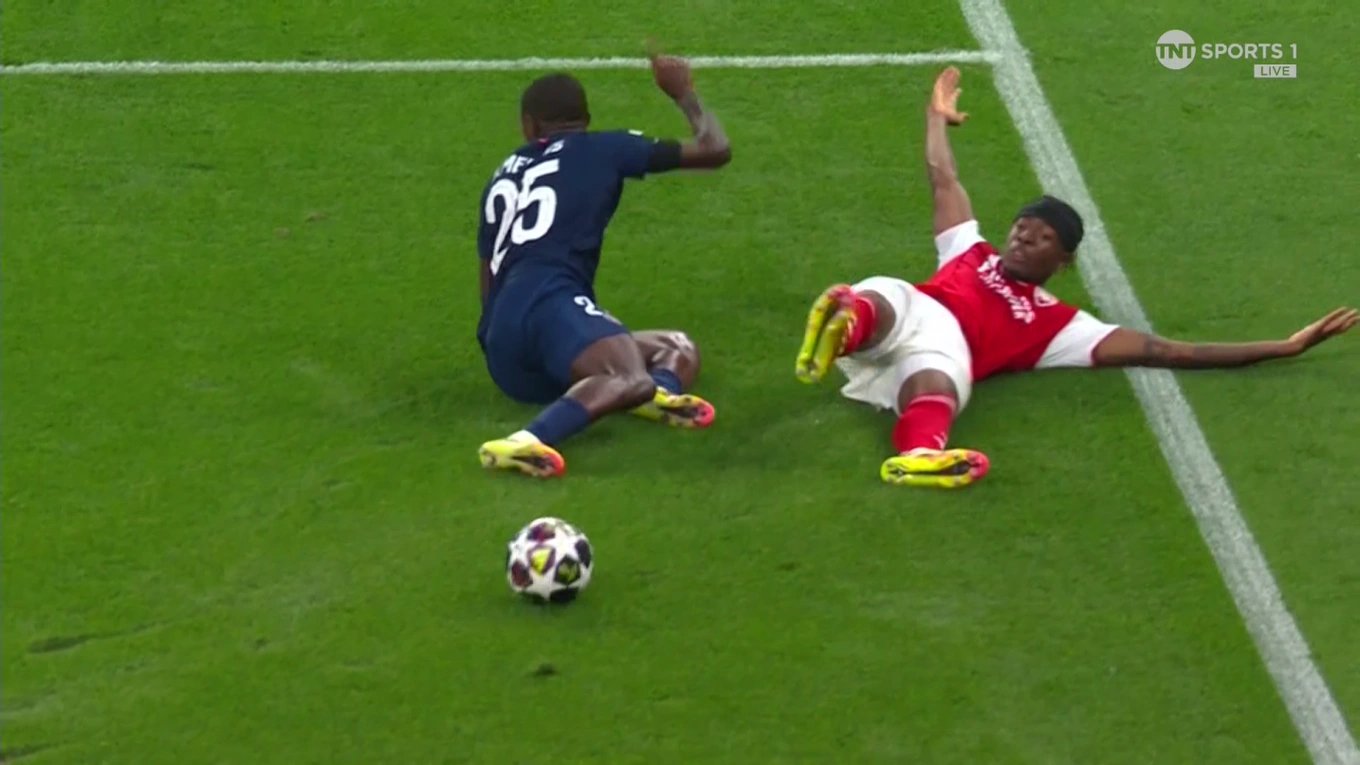 31-1780200418-ly-do-arsenal-bi-tu-choi-qua-phat-den-o-tran-gap-psg