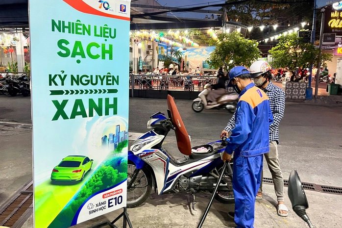 02-1780388812-bai-toan-dinh-gia-xang-e10-lam-sao-de-re-hon-xang-khoang-va-thu-hut-nguoi-dung