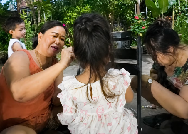 Nguoi-me-dua-2-con-di-bo