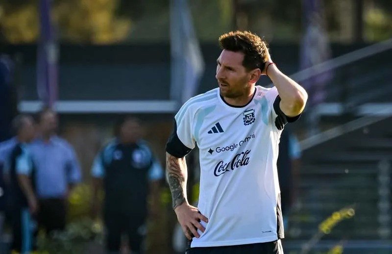 03-1780460471-messi-va-nhieu-dong-doi-argentina-phai-tap-rieng-truoc-world-cup
