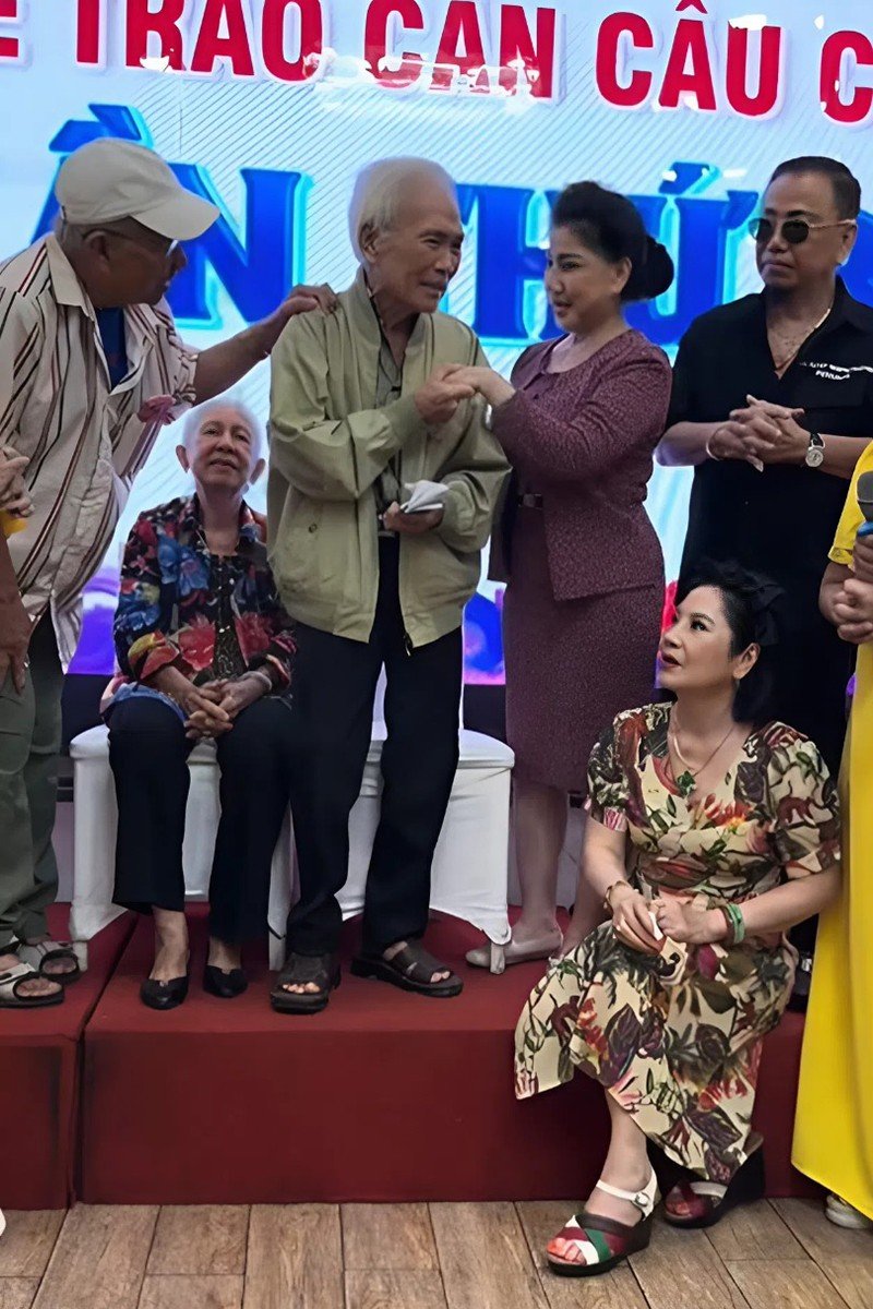 03-1780476303-bi-lua-dao-mat-sach-13-ty-dong-vo-chong-nghe-si-an-danh-nhan-ho-tro-khan-cap-giua-canh-trang-tay-bao-benh