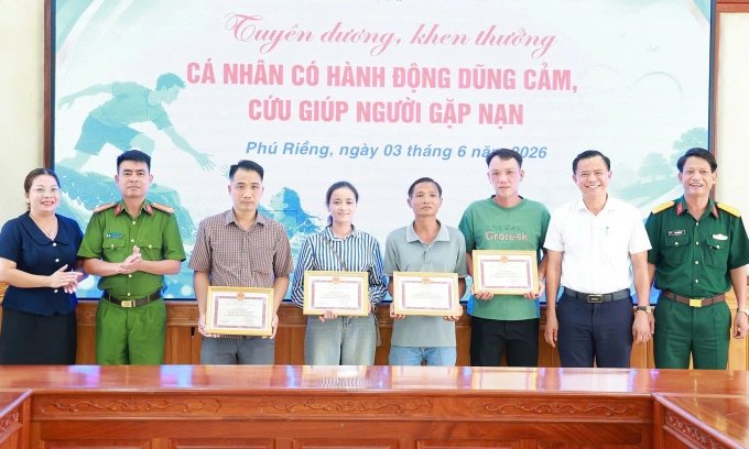 03-1780502778-tuyen-duong-5-nguoi-dan-dung-cam-cuu-ba-phu-nu-bi-lu-cuon-tai-dong-nai