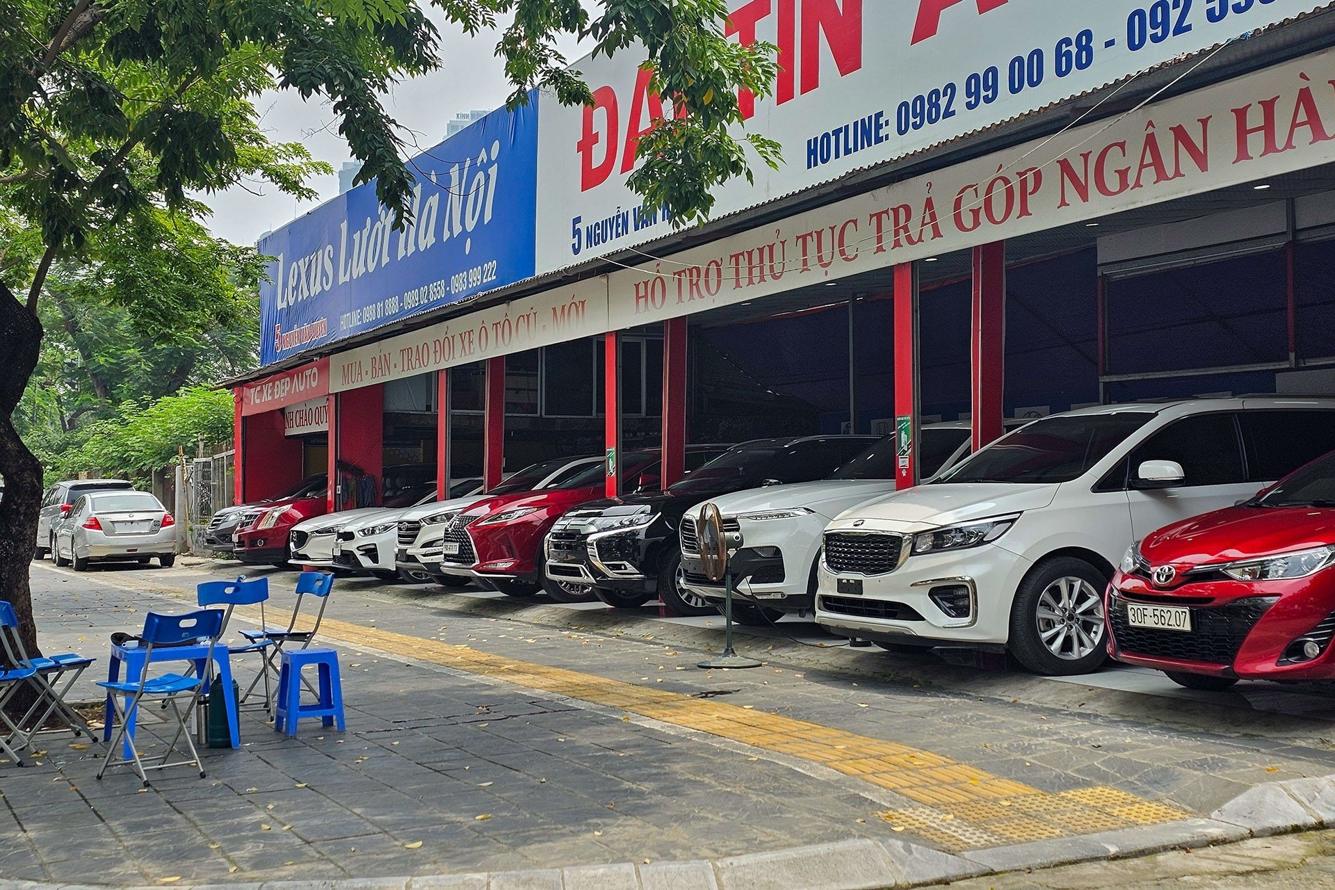 Thị trường ô tô cũ 2025: Giá rớt nhưng vẫn ế ẩm trong tháng Ngâu