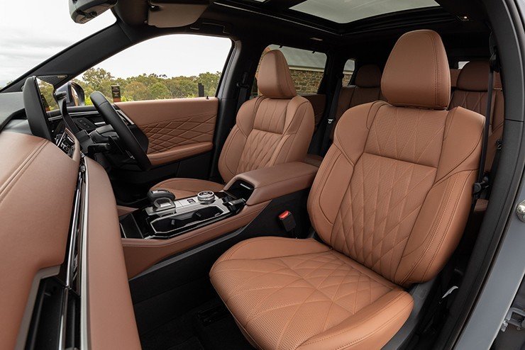 Mitsubishi Outlander PHEV 2026 cập bến đại lý, nâng cấp mạnh tay, giá tăng nhẹ