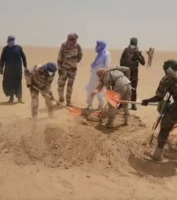 05-1780647134-tham-kich-gan-50-chet-khat-khi-xe-tai-hong-giua-sa-mac-sahara