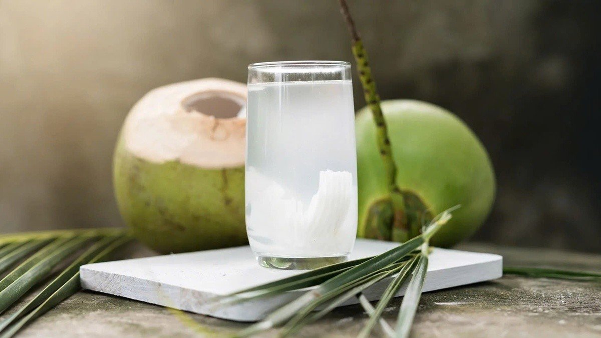 Điều gì xảy ra khi uống nước dừa liên tục | Znews.vn