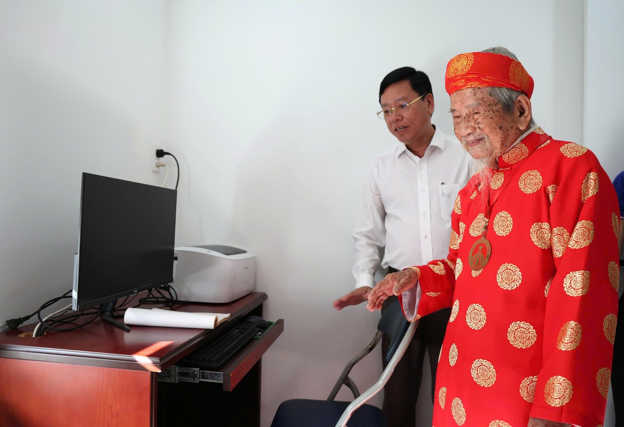06-1780747788-o-tuoi-106-nha-bien-khao-dai-thu-nguyen-dinh-tu-duoc-tang-can-nha-hon-34-ty-dong
