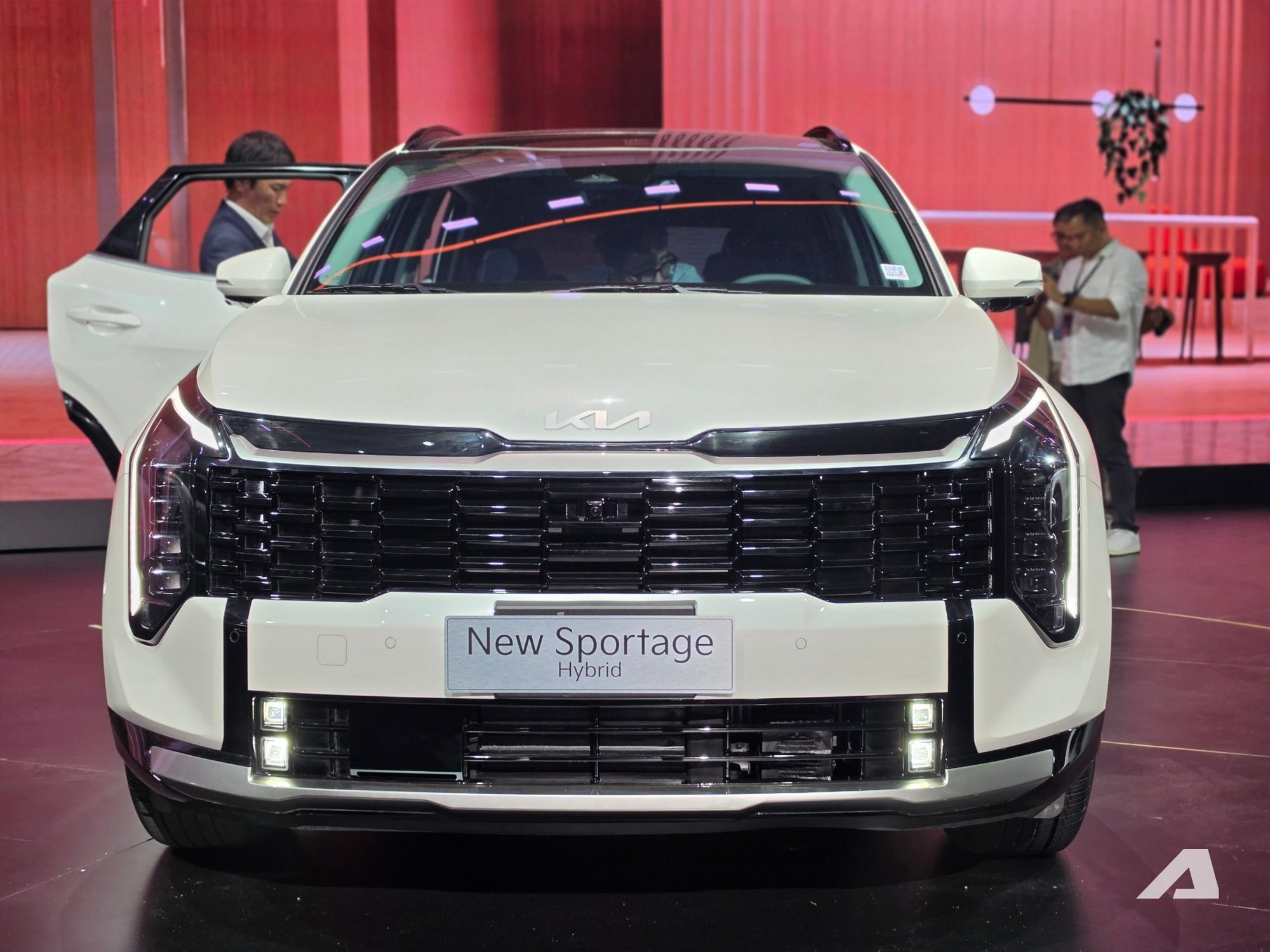 Sờ tận tay Kia Sportage 2026 vừa xuất hiện tại Việt Nam: Thiết kế long lanh, bắt mắt hơn, động cơ hybrid cạnh tranh CR-V
