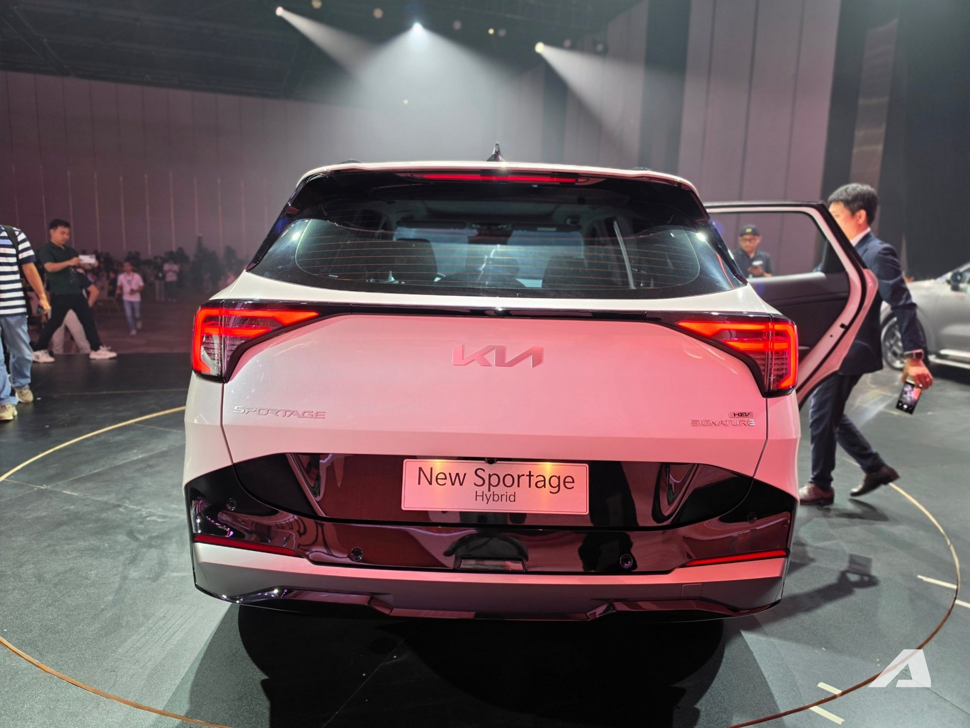 Sờ tận tay Kia Sportage 2026 vừa xuất hiện tại Việt Nam: Thiết kế long lanh, bắt mắt hơn, động cơ hybrid cạnh tranh CR-V
