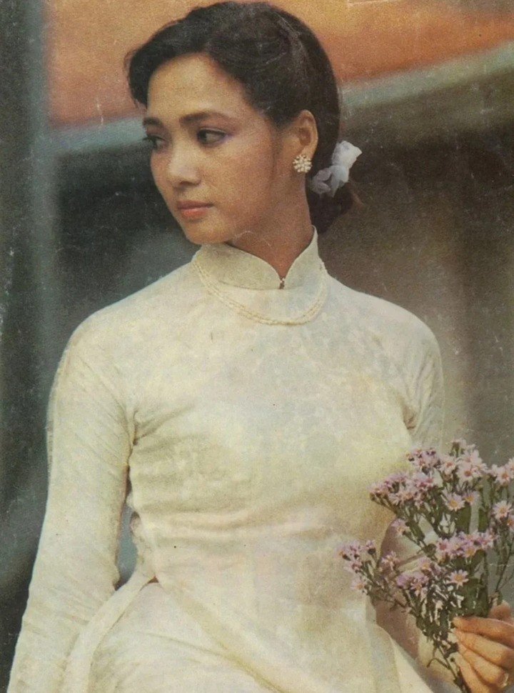 Mỹ nhân Hà thành trẻ nhất được phong NSND, hơn 30 năm hôn nhân chưa mặc váy cưới - Ảnh 1.