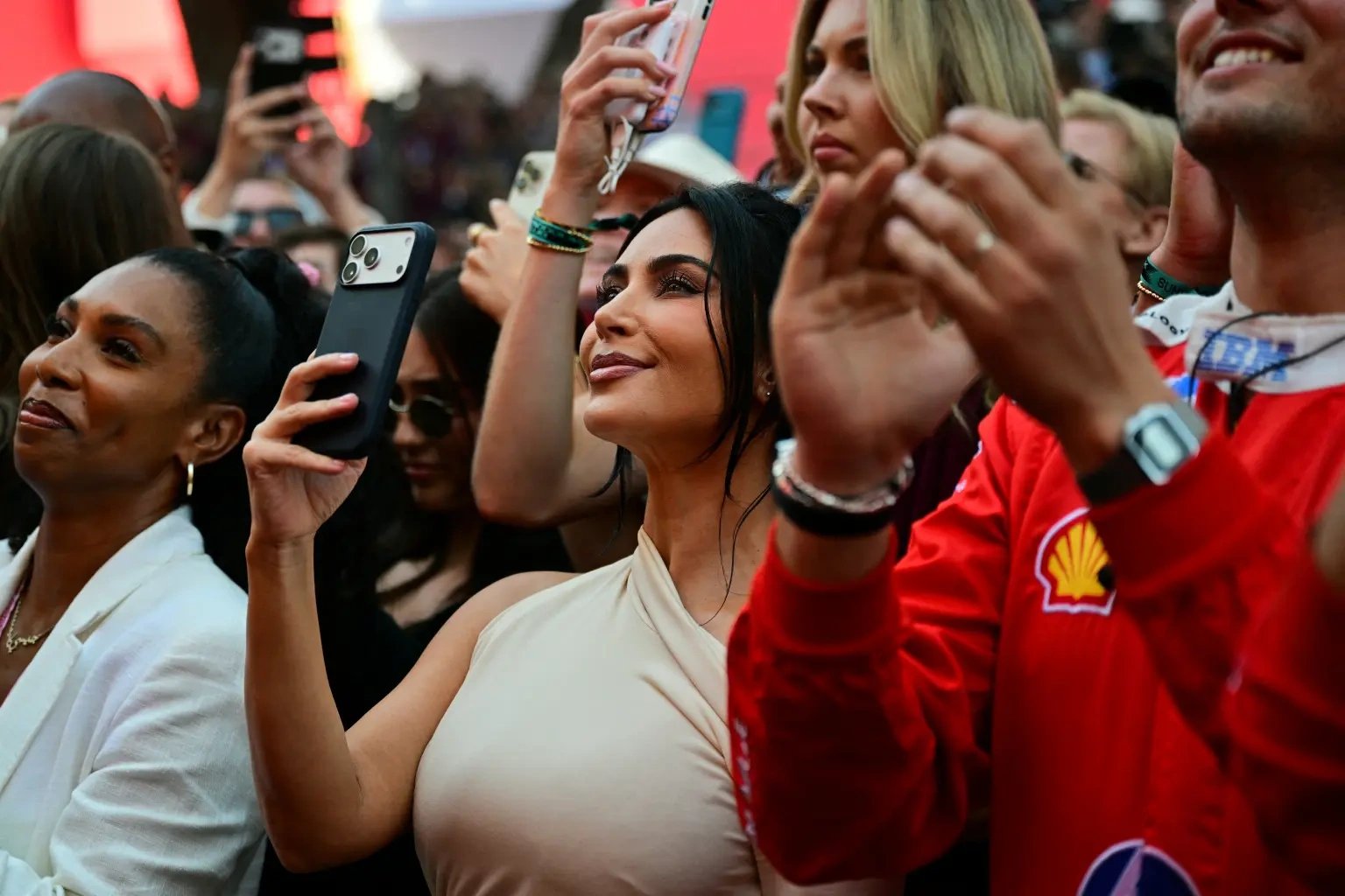 10-1781052340-kim-kardashian-cong-khai-hen-ho-huyen-thoai-f1-lewis-hamilton