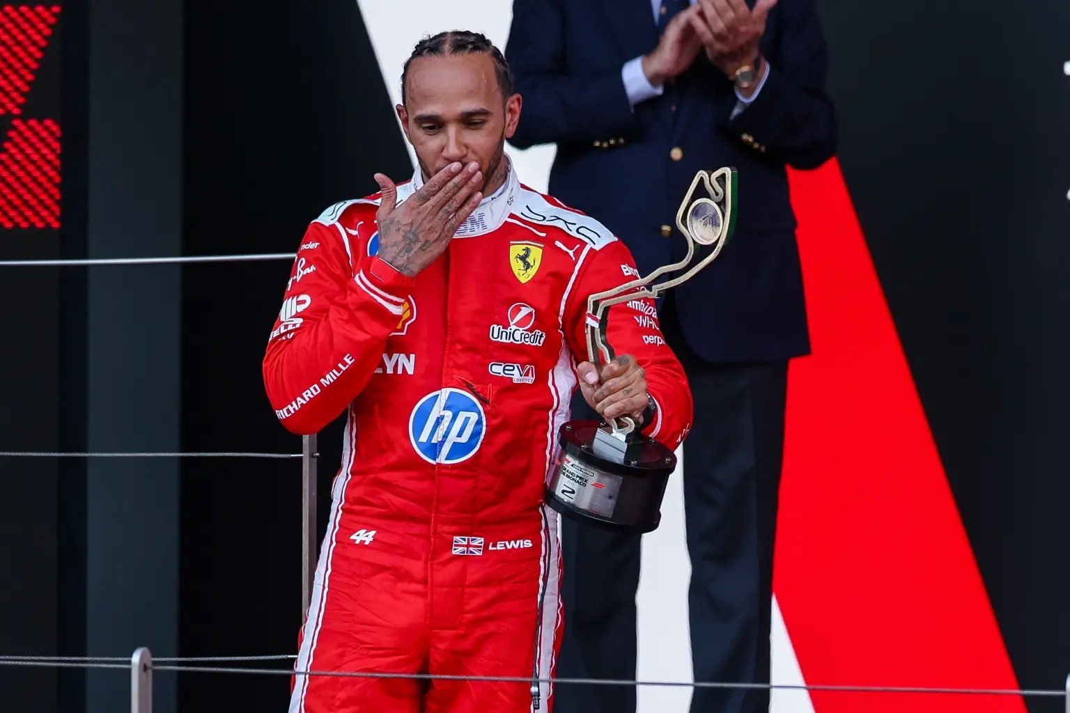 10-1781052340-kim-kardashian-cong-khai-hen-ho-huyen-thoai-f1-lewis-hamilton