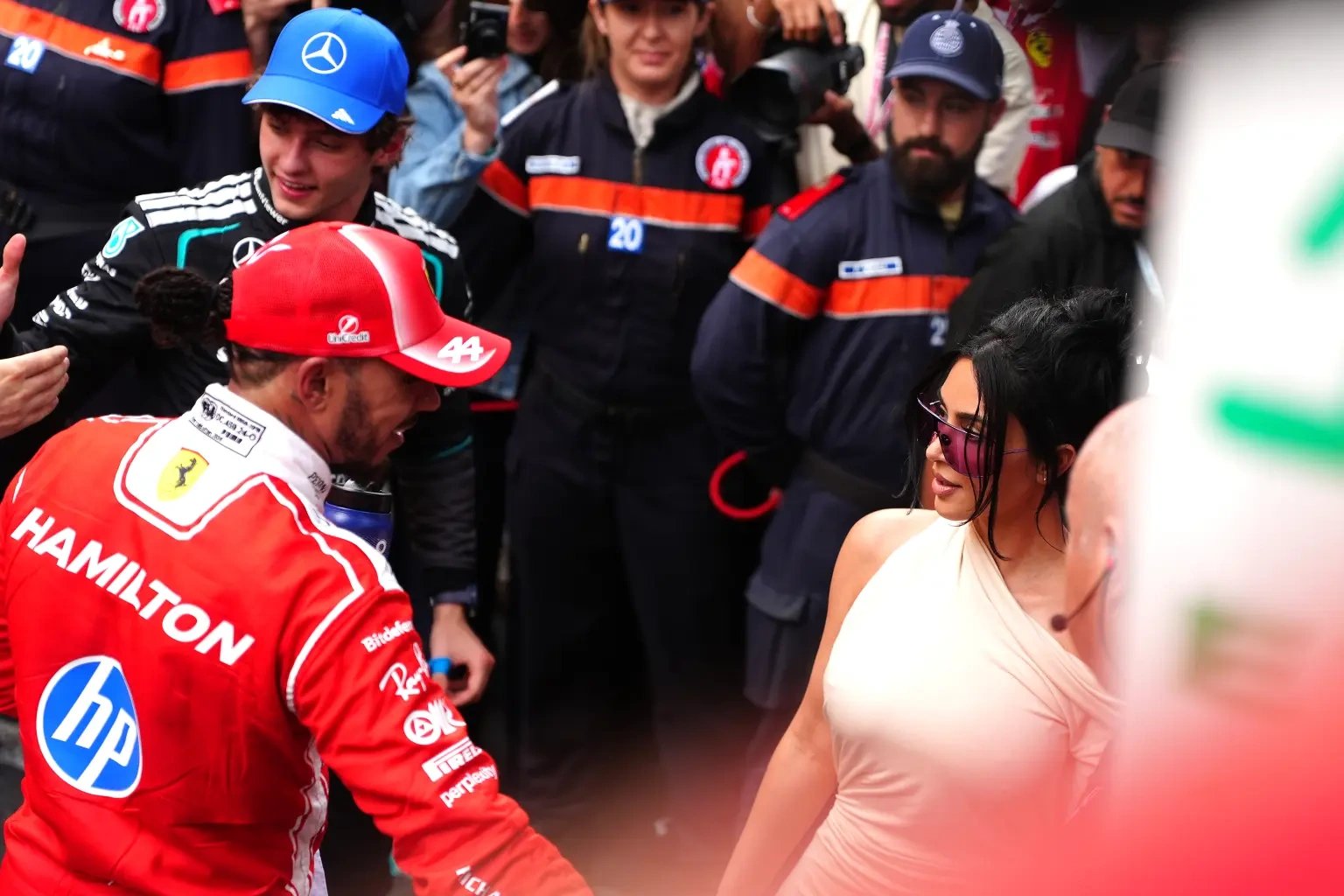 10-1781052340-kim-kardashian-cong-khai-hen-ho-huyen-thoai-f1-lewis-hamilton