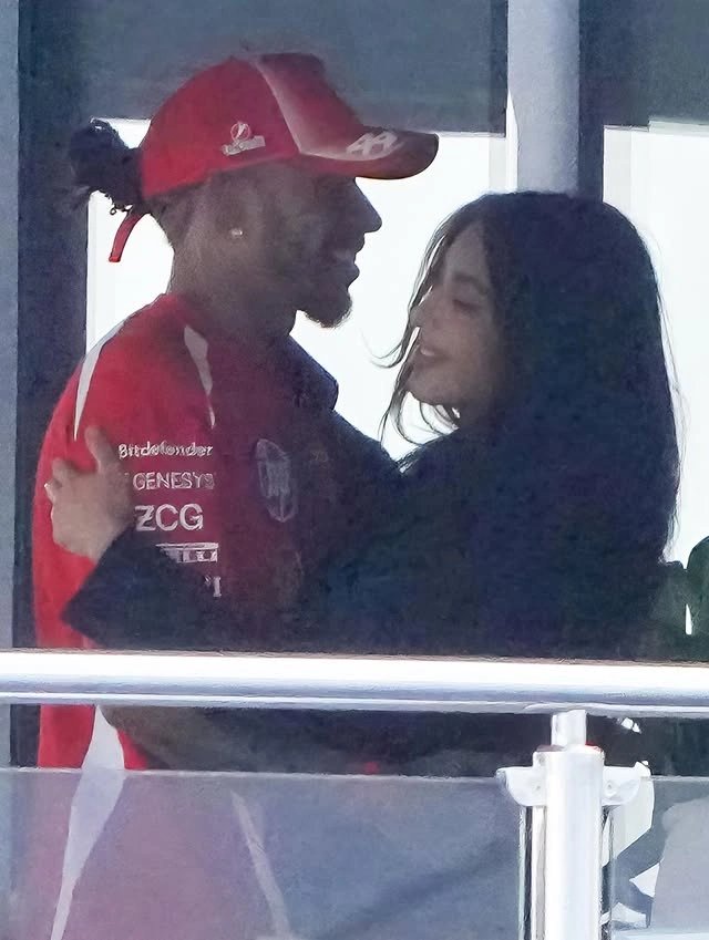 10-1781052341-kim-kardashian-cong-khai-hen-ho-huyen-thoai-f1-lewis-hamilton