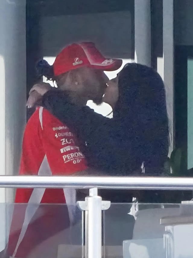 10-1781052341-kim-kardashian-cong-khai-hen-ho-huyen-thoai-f1-lewis-hamilton