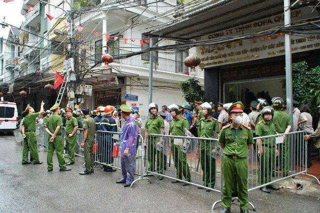 xit-nuoc-vao-hang-xom-1781071934950