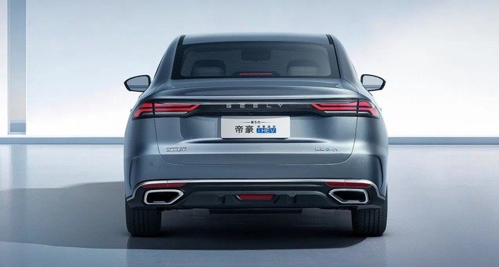Thiết kế đuôi xe duy trì phom dáng tổng thể của phiên bản chạy xăng truyền thống.