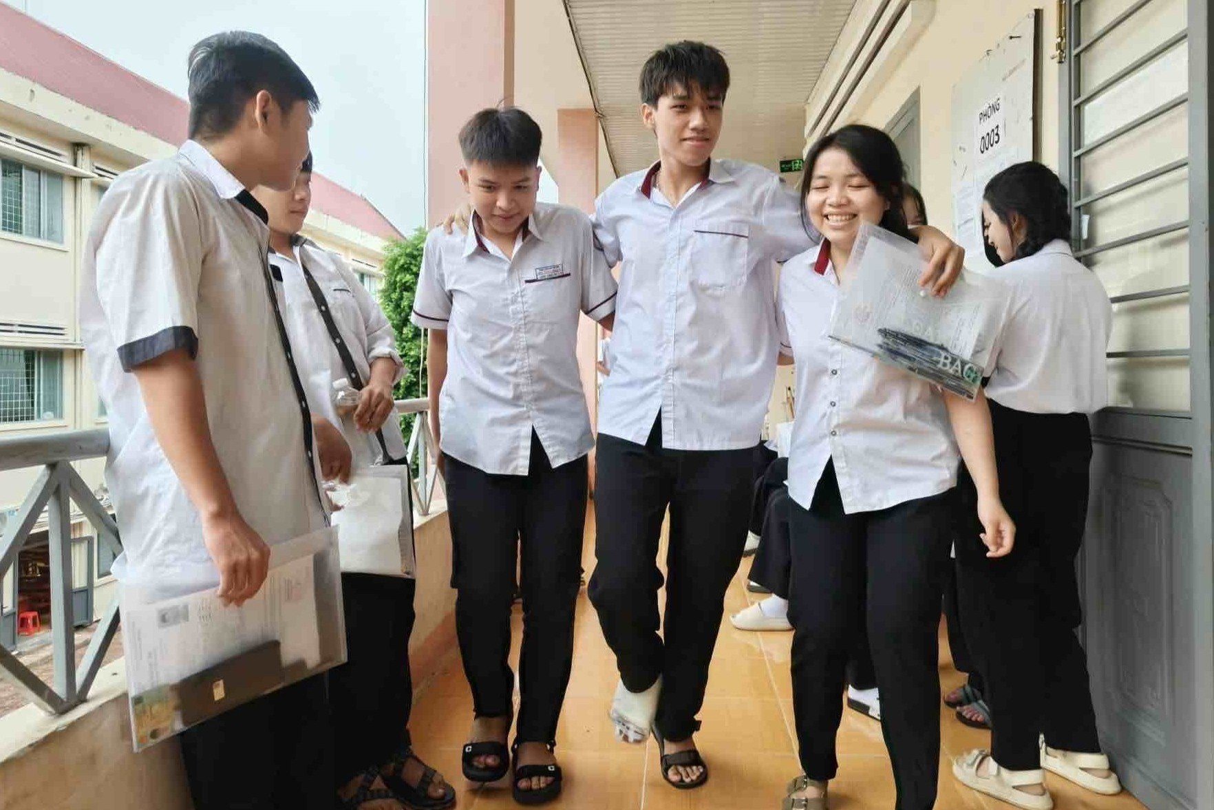 11-1781150026-nam-sinh-gay-chan-van-du-thi-tot-nghiep-thpt-hinh-anh-ban-be-se-chia-khien-nhieu-nguoi-xuc-dong