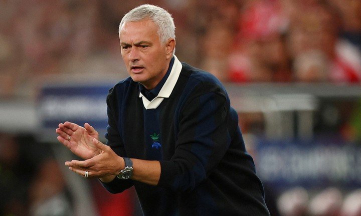 12-1781223768-real-madrid-chinh-thuc-ky-3-nam-voi-mourinho-trao-vinh-du-dac-biet-cho-giao-hoang-leo-xiv