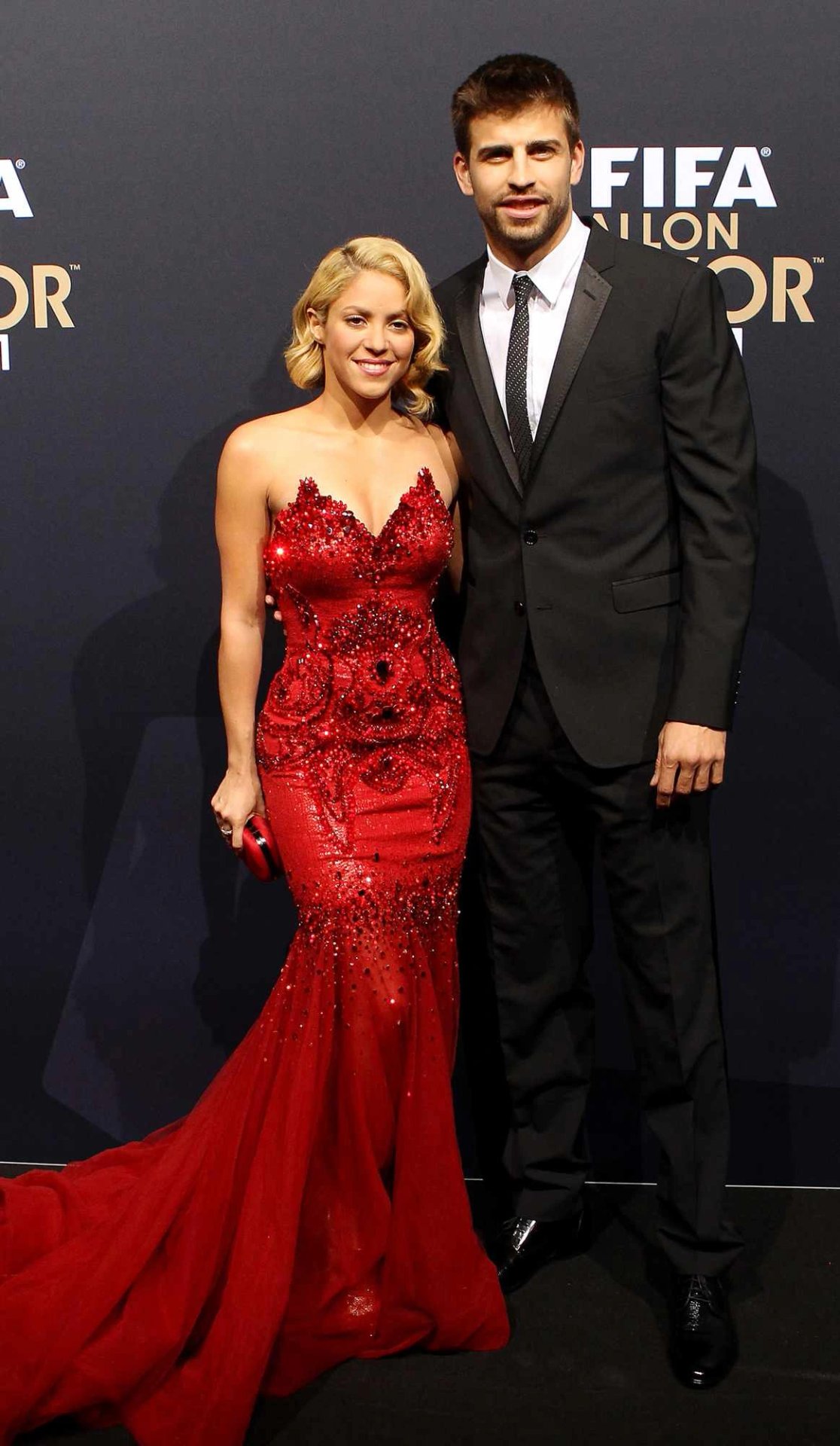 12-1781225869-bien-co-cay-dang-dang-sau-anh-hao-quang-cua-nu-hoang-world-cup-shakira