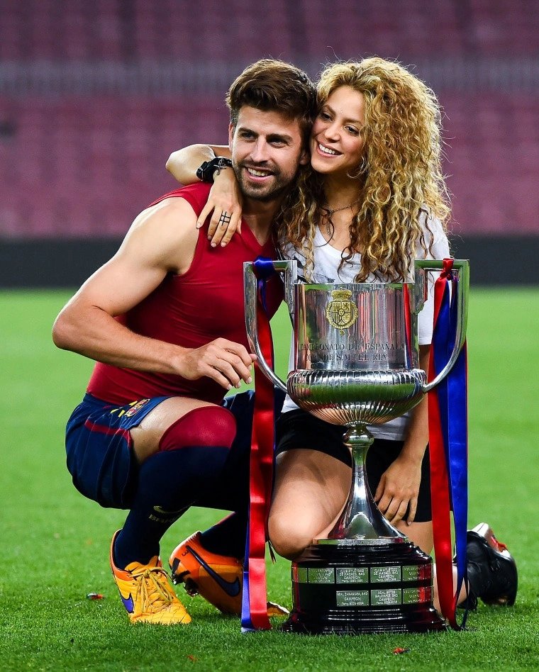 12-1781225869-bien-co-cay-dang-dang-sau-anh-hao-quang-cua-nu-hoang-world-cup-shakira