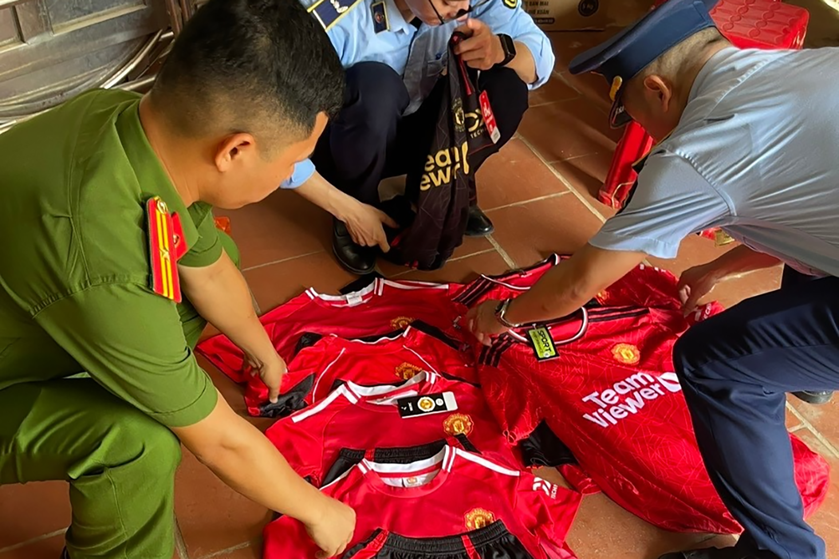 12-1781232048-ban-7-bo-quan-ao-gia-nhan-hieu-manchester-united-mot-phu-nu-bi-xu-phat