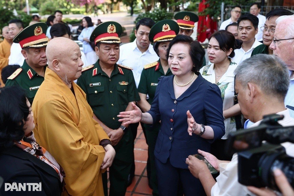12-1781247165-tp-hcm-to-chuc-le-cau-sieu-tuong-niem-liet-si-va-dong-bao-tai-cong-vien-le-thi-rieng