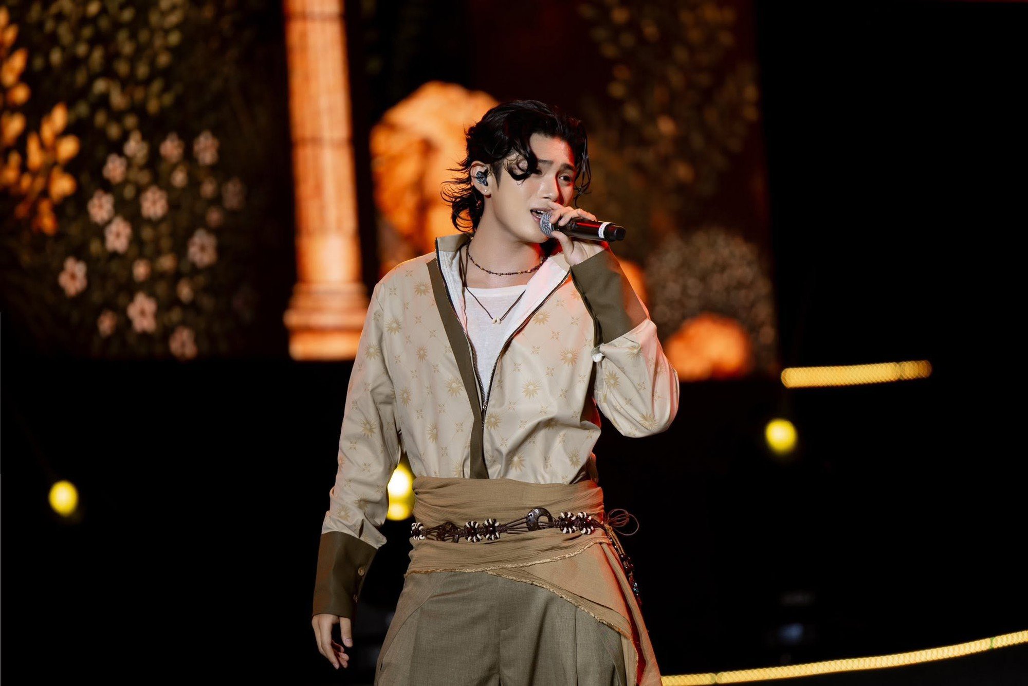 13-1781318807-nam-ca-si-bon-lan-mo-ban-ve-concert-deu-boc-hoi-trong-chop-mat-khang-dinh-the-luc-hoang-tu-nhac-so-the-he-moi
