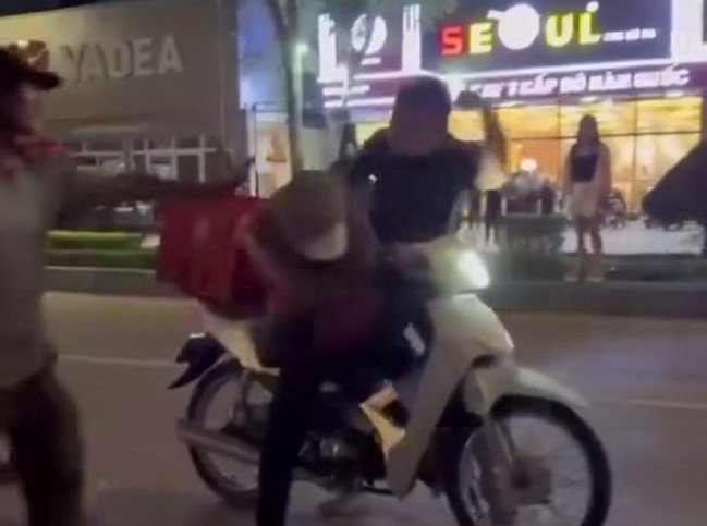 nam-tai-xe-taxi-danh-dap-2