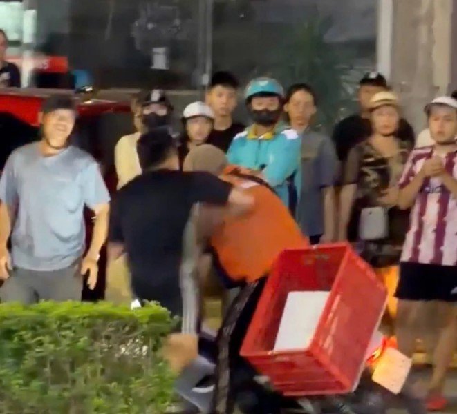nam-tai-xe-taxi-danh-dap-4