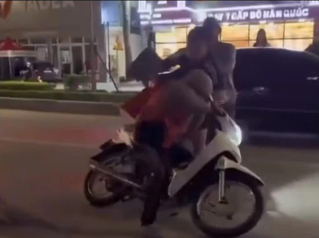 nam-tai-xe-taxi-danh-dap-5