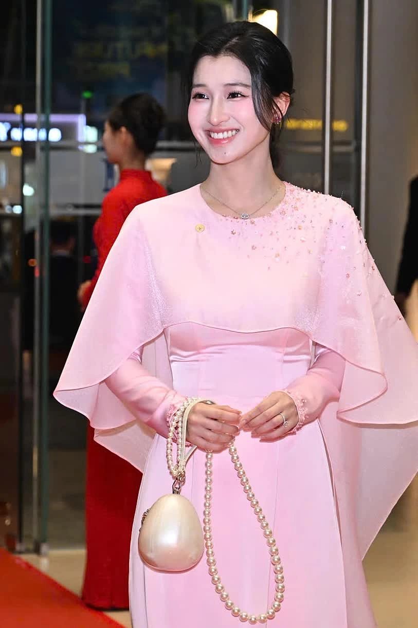14-1781408145-su-that-bat-ngo-sau-buc-anh-gay-bao-mang-xa-hoi-cua-a-hau-phuong-nhi