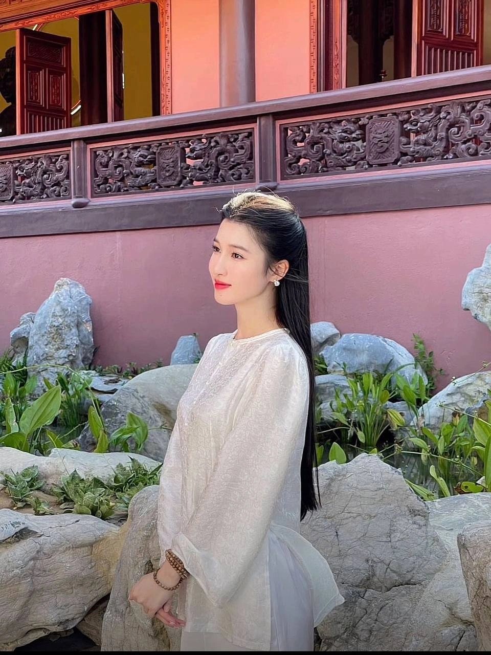 14-1781408145-su-that-bat-ngo-sau-buc-anh-gay-bao-mang-xa-hoi-cua-a-hau-phuong-nhi