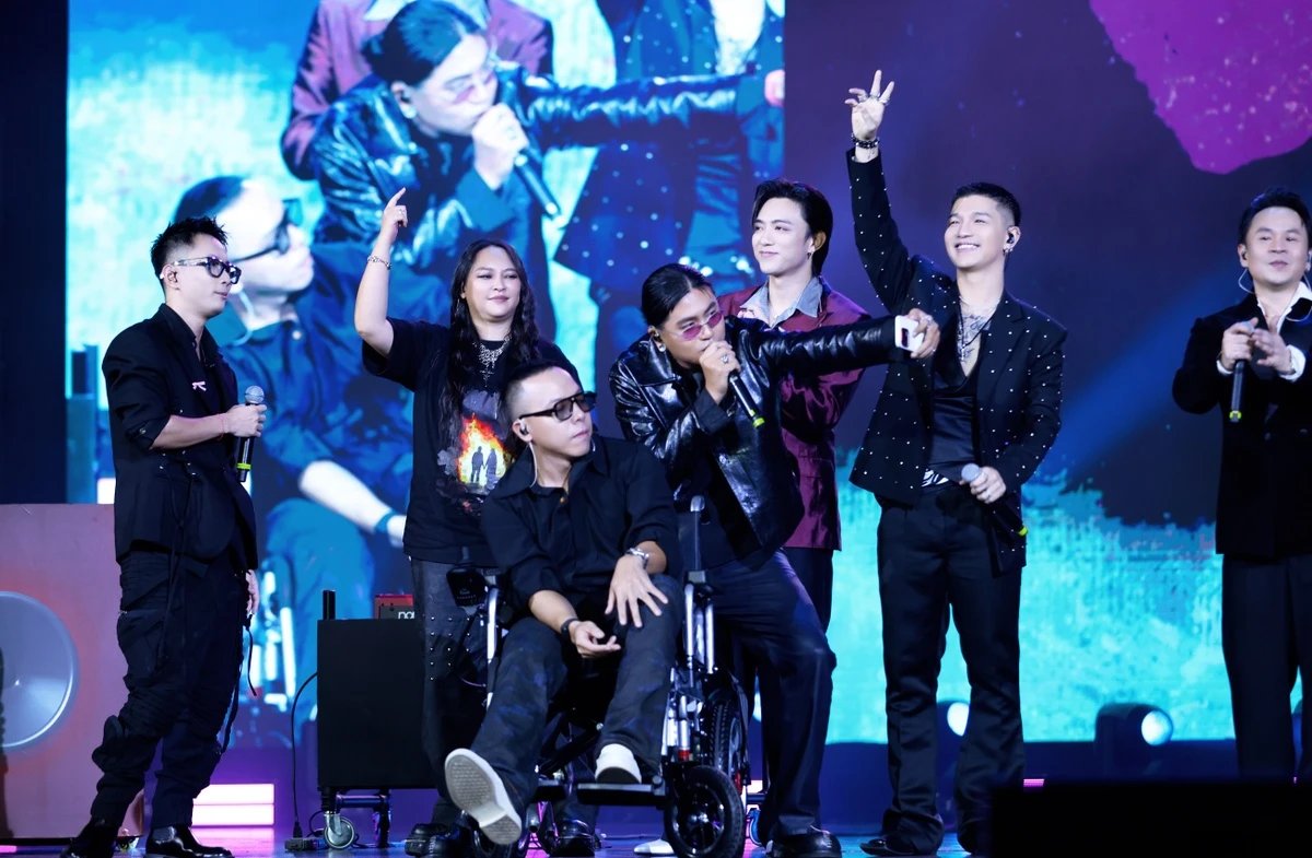 14-1781420186-touliver-gap-su-co-chan-thuong-phai-ngoi-xe-lan-suot-dem-nhac-spacespeakers