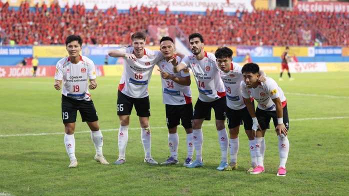 14-1781447711-bo-doi-viet-kieu-ruc-sang-clb-cong-an-tphcm-danh-bai-ninh-binh-de-vo-dich-cup-quoc-gia