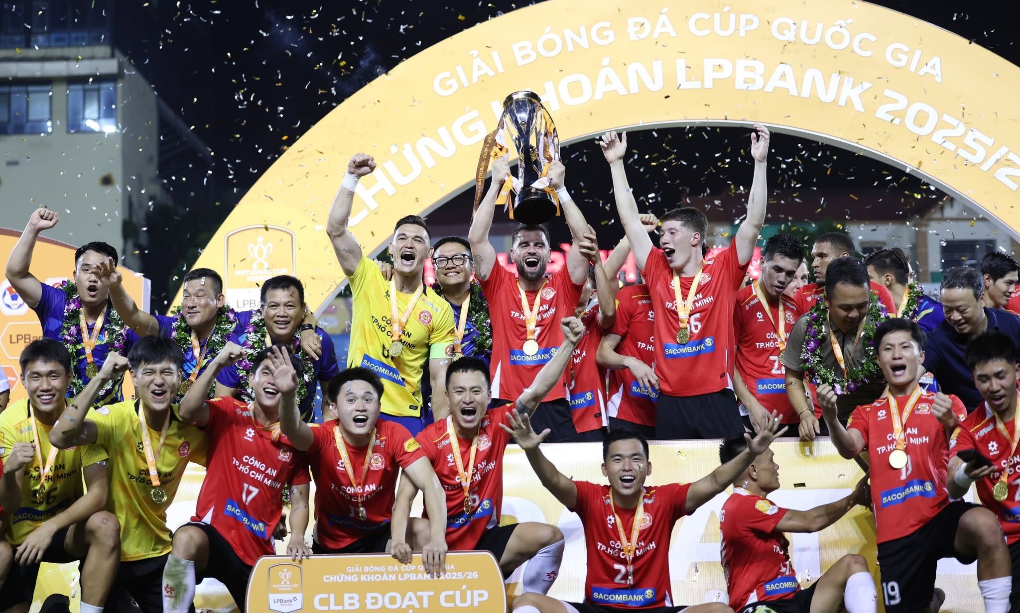 14-1781447779-bo-doi-viet-kieu-ruc-sang-clb-cong-an-tphcm-danh-bai-ninh-binh-de-vo-dich-cup-quoc-gia