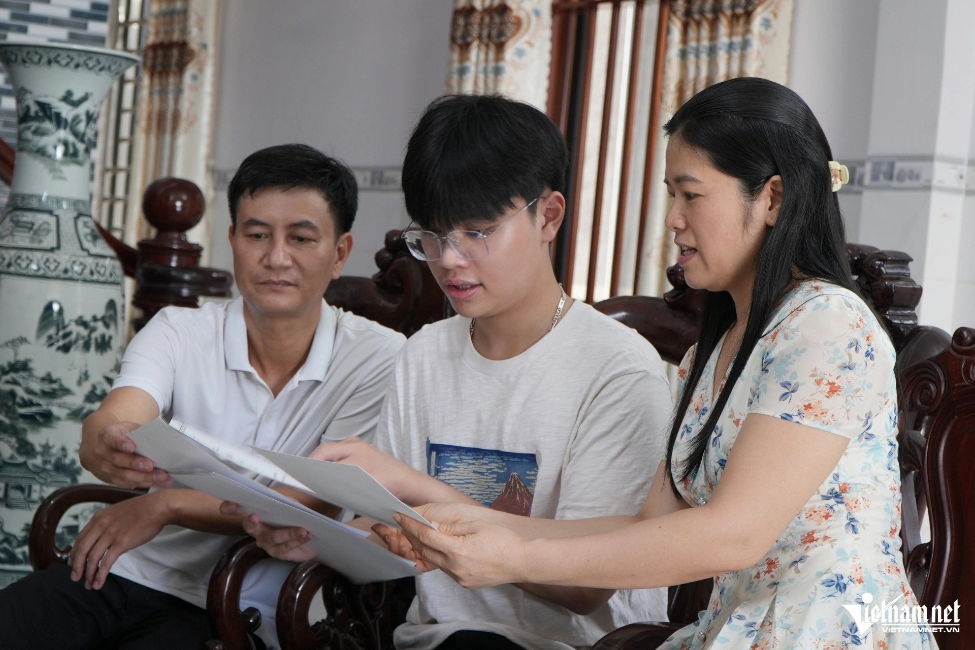 15-1781507838-cuu-chu-tich-quoc-hoi-tre-em-toa-sang-trong-ky-thi-lop-10-truong-chuyen