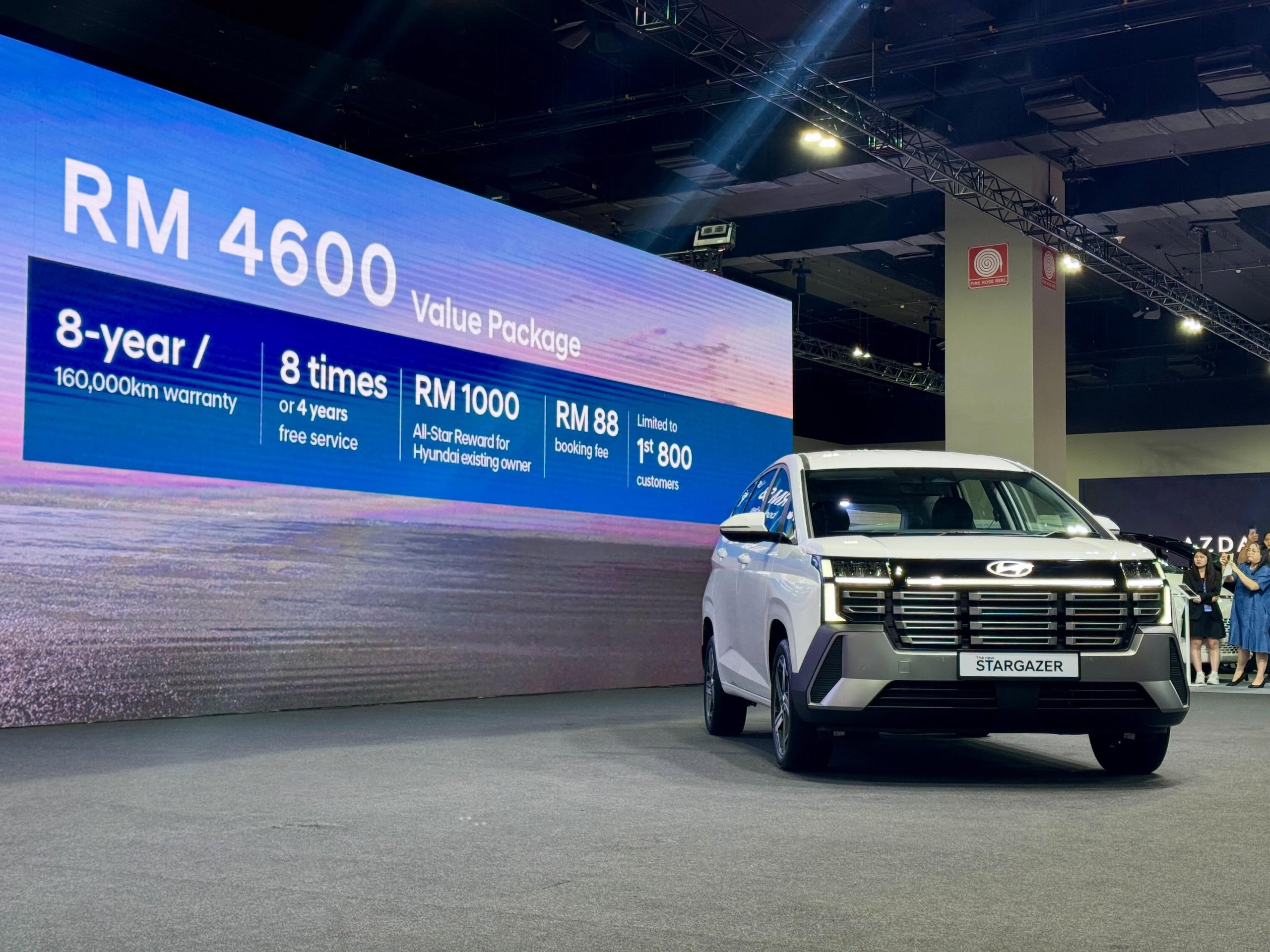 Có thể là hình ảnh về ô tô và văn bản cho biết 'RM 4600 Value Package 8-year 160,000km warranty 8 times RM1000 RM 1000 or4years or4 years free service Al-Star Al-StarRawardfor Hyundaledstingowner Hyundai Rawardfor RM88 88 Limbads bookinglee gOWner 1800 Customas L ه STARGAZER'