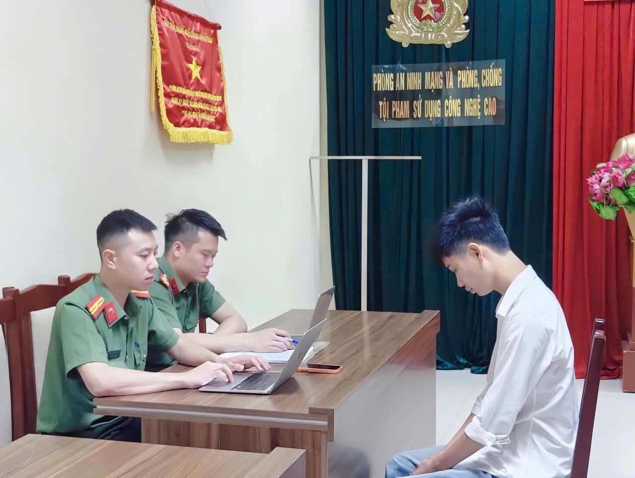 15-1781530909-cong-an-lam-viec-voi-chu-kenh-tiktok-khue-oi-day-di